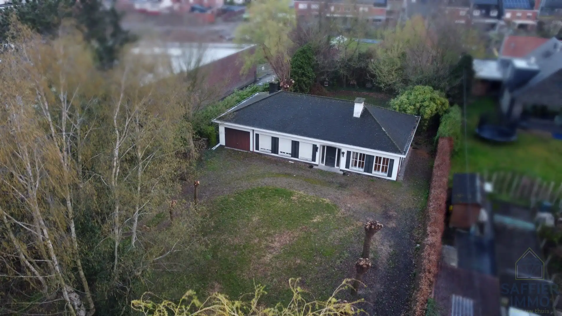 Ruim stuk grond met mogelijkheid om aan 6%BTW te bouwen foto {{pictureIndex}}