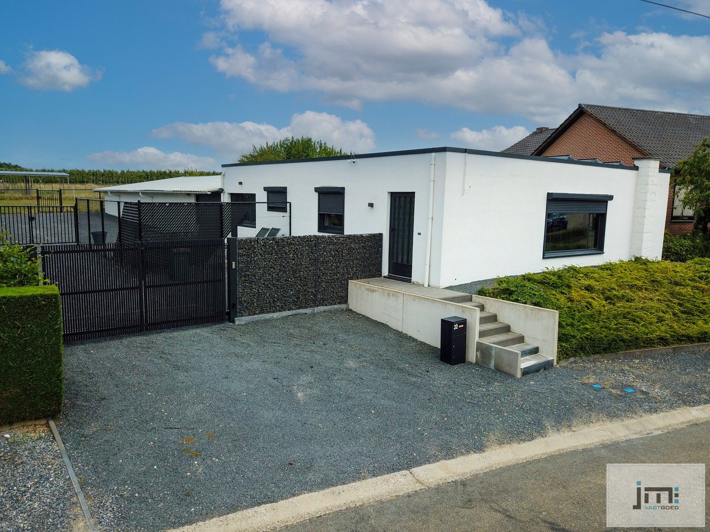 Gelijkvloerse woning met grote hal (200 m2) foto {{pictureIndex}}