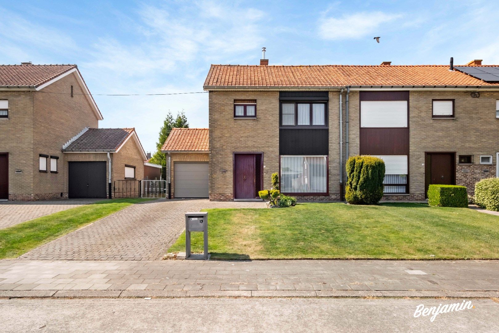 Hoofdfoto van de publicatie: Halfopen woning met 3 slaapkamers, garage en tuin met uitweg in Harelbeke
