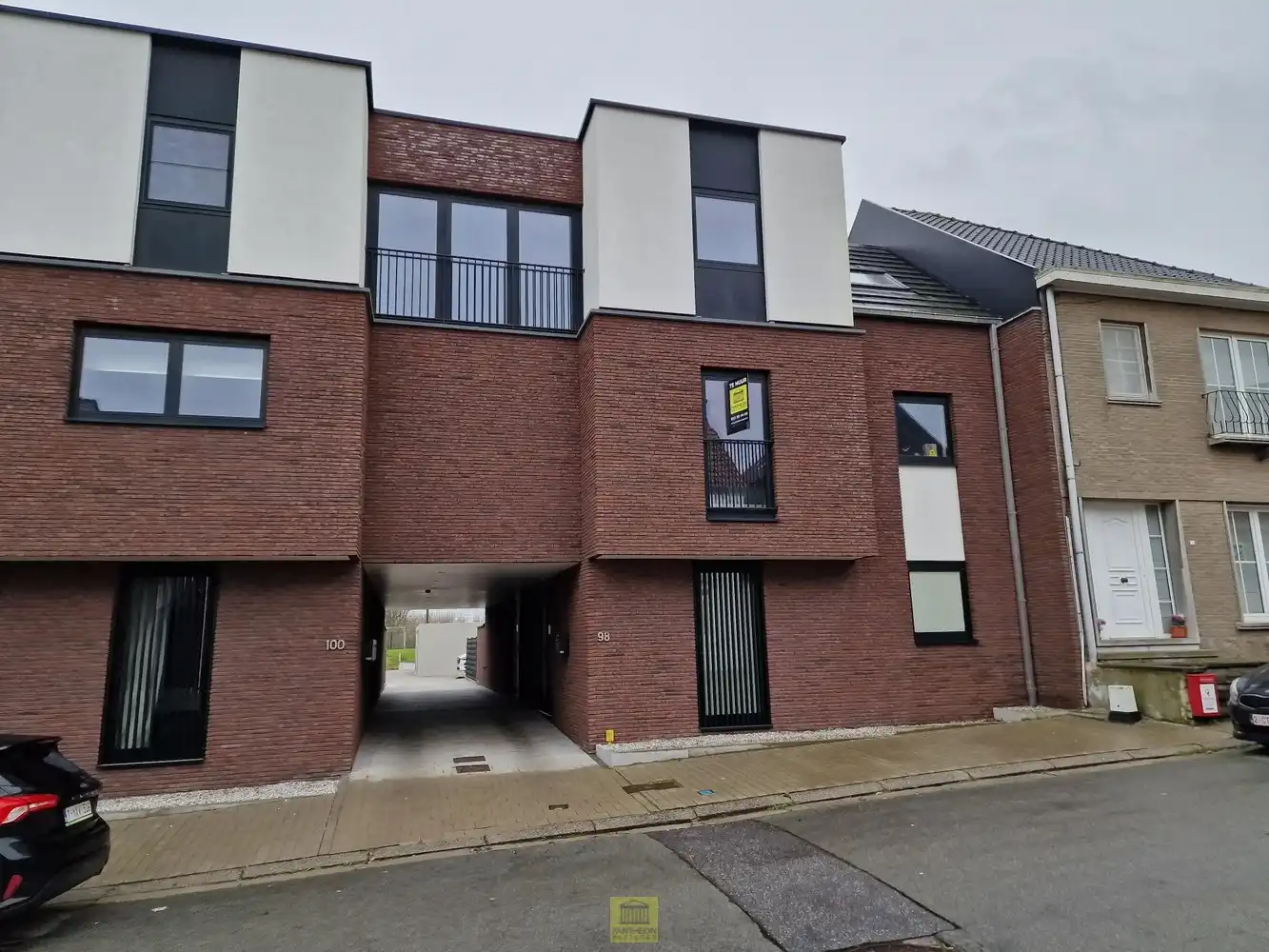 Ruim lichtrijk appartement met groot terras, garage én staanplaats! foto {{pictureIndex}}