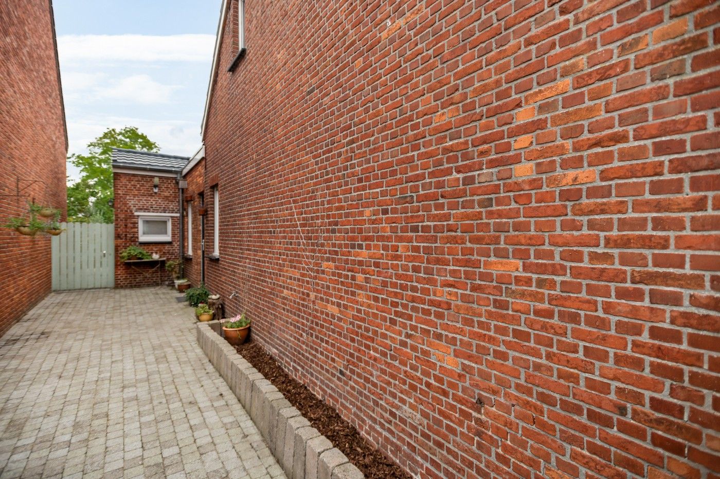 Super charmante, halfopen starterswoning met 2 slpk. en toffe tuin foto 26