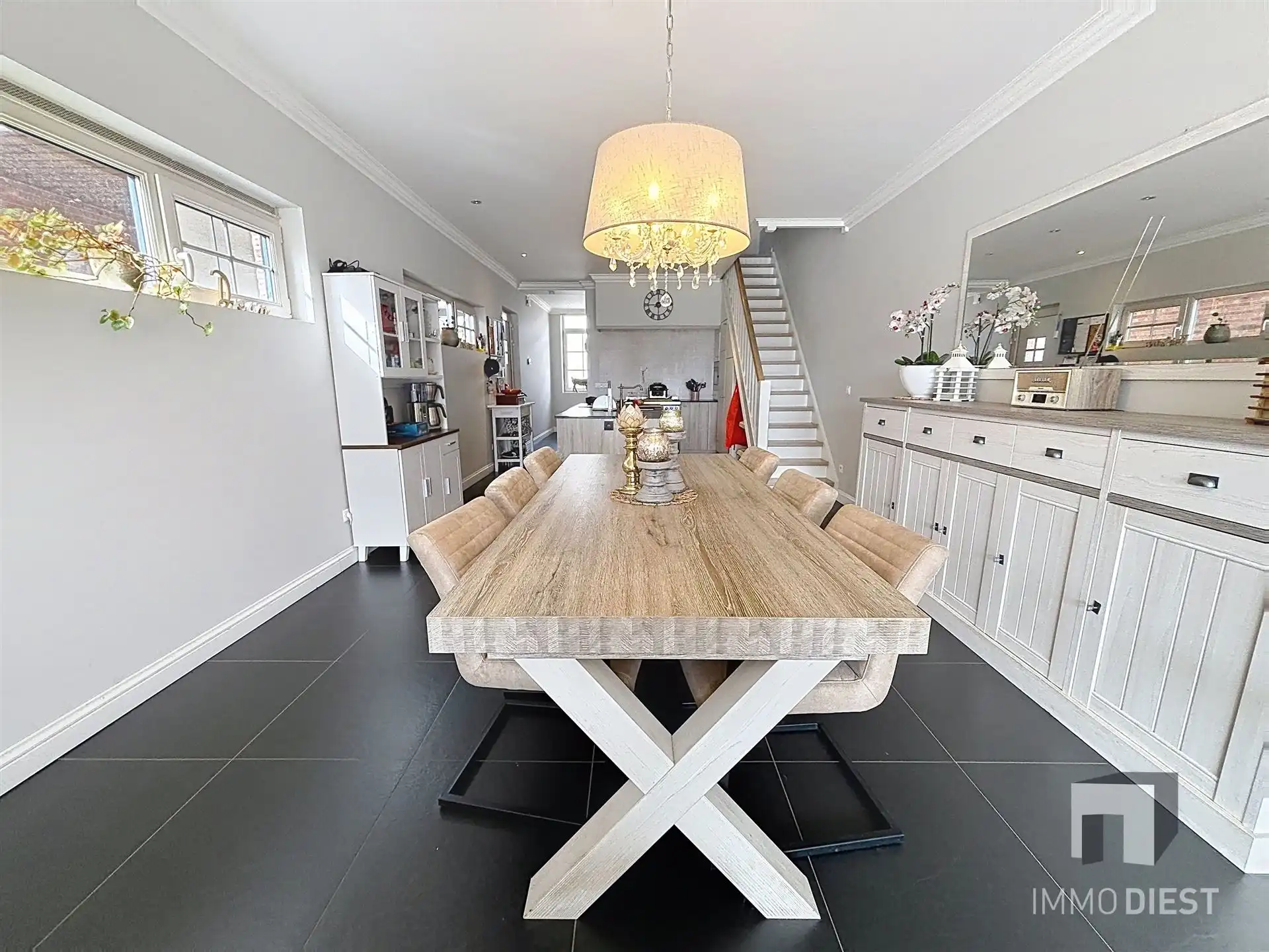 Charmante, instapklare gezinswoning met 3 ruime slaapkamers op 8a 52ca. foto 6