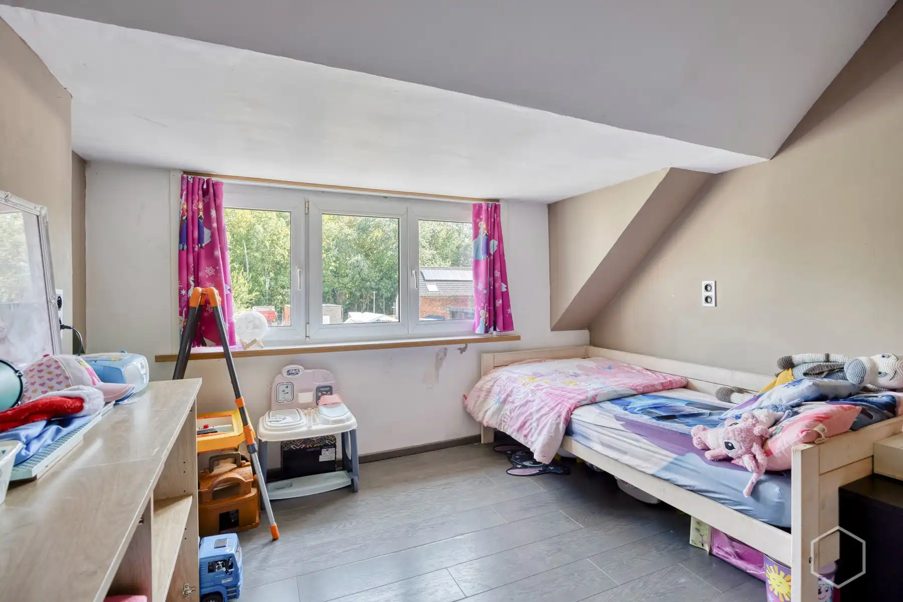 Gezellige stadswoning met 2 slaapkamers en parking achteraan foto 11
