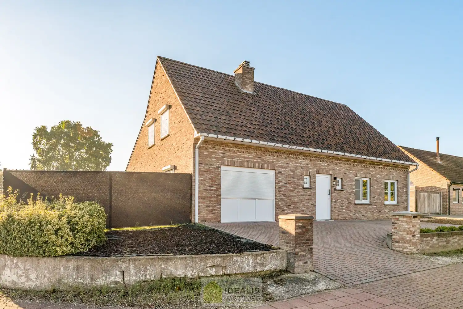 IDEALIS VASTGOED – ZEER RUIME EENGEZINSWONING MET EEN KNAPPE LEEFRUIMTE MET AANSLUITEND OPEN MODERNE KEUKEN, MOMENTEEL 3 SLAAPKAMERS MAAR MOGELIJKHEID TOT 4 SLAAPKAMERS, 2 BADKAMERS, ONDERKELDERD EN VOLLEDIG AANGELEGD MET EEN KNAPPE TUIN EN HEERLIJK OVERDEKT TERRAS OP EEN PERCEEL VAN 5A 63CA! Deze ruime gezinswoning omvat +- 215m² netto bewoonbare oppervlakte met een aangename woonkamer bestaande uit zit-en eetgedeelte, een open moderne keuken, 3 slaapkamers maar mogelijkheid tot 4 slaapkamers en 2 badkamers. Een unieke kans voor kandidaten op zoek naar een ééngezinswoning voorzien van alle faciliteiten en comfort op een fijne locatie in een residentiële wijk tussen de centra van Oudsbergen, Bocholt, Bree en Peer! De huidige eigenaars hebben de woning in 2023 grondig gerenoveerd en o.a. voorzien van vloerverwarming, een warmtepompboiler en 2 lucht-luchtsystemen om te koelen en warmen!! foto 3