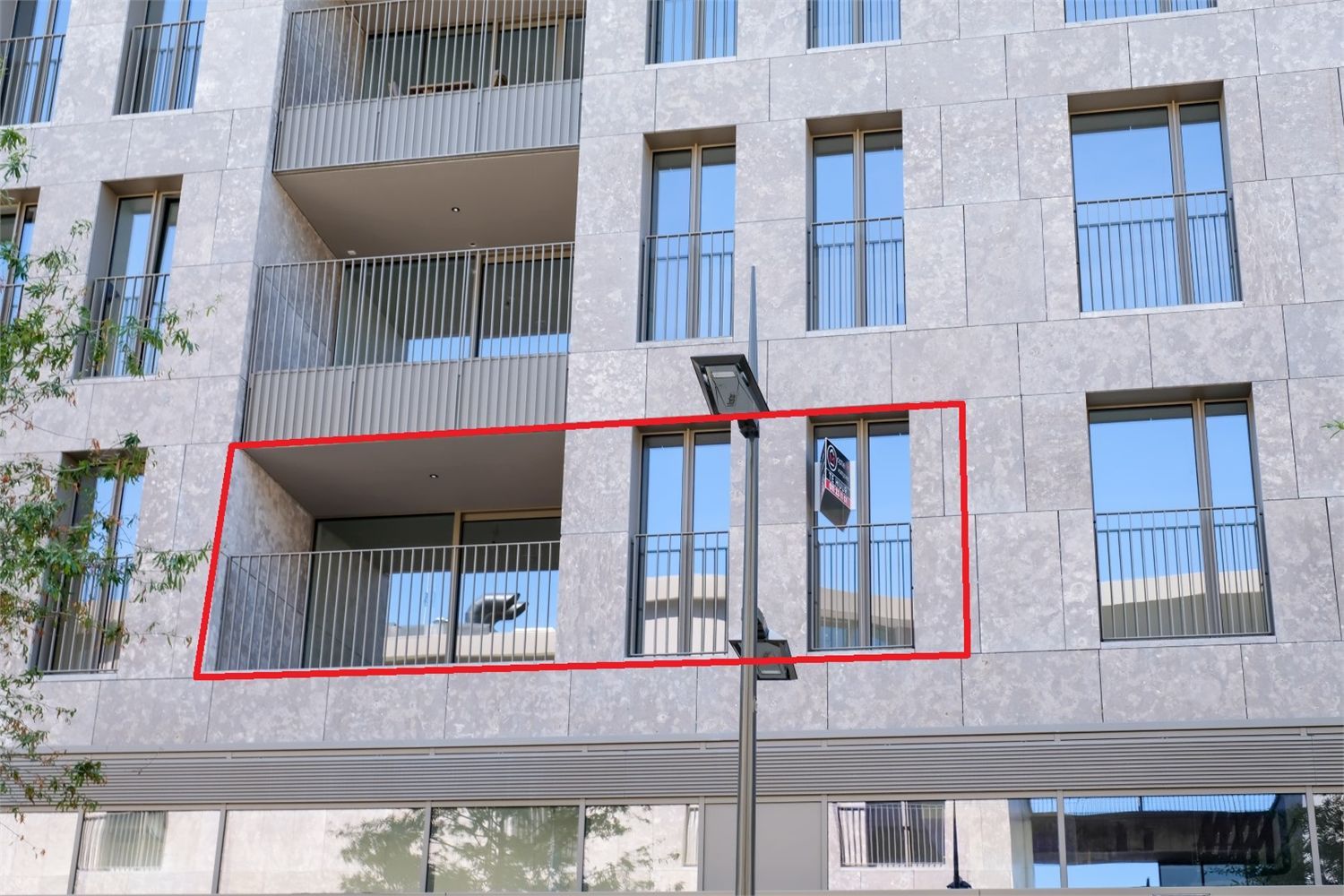 MOOI GELEGEN APPARTEMENT IN QUARTIER BLEU MET PARKING EN BERGING foto {{pictureIndex}}