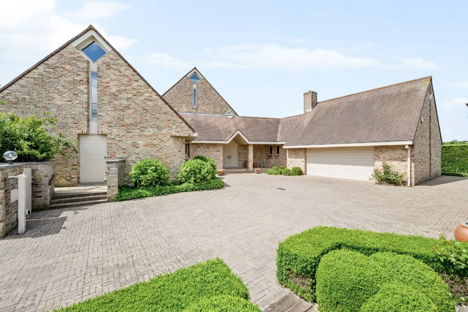 Villa met 5 slaapkamers, dubbele garage, carport en verzorgde tuin in Westrozebeke foto 2