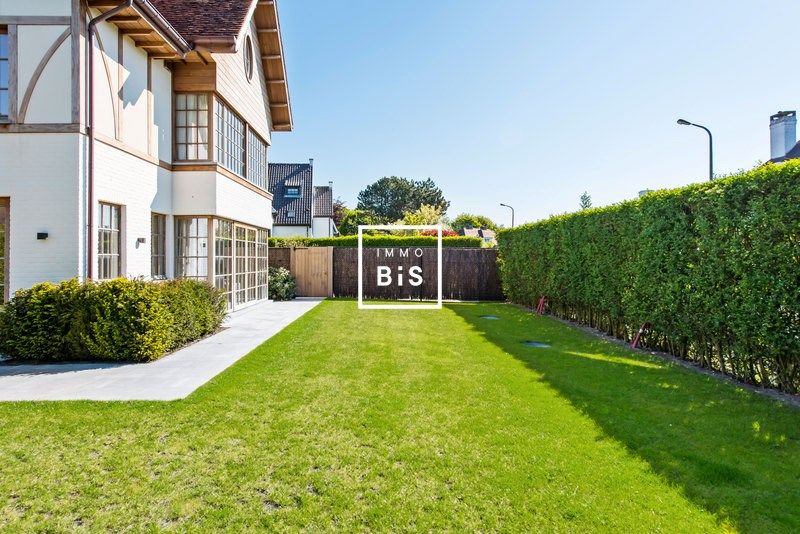 Exclusieve instapklare villa in het Zoute met zonnige tuin foto 4