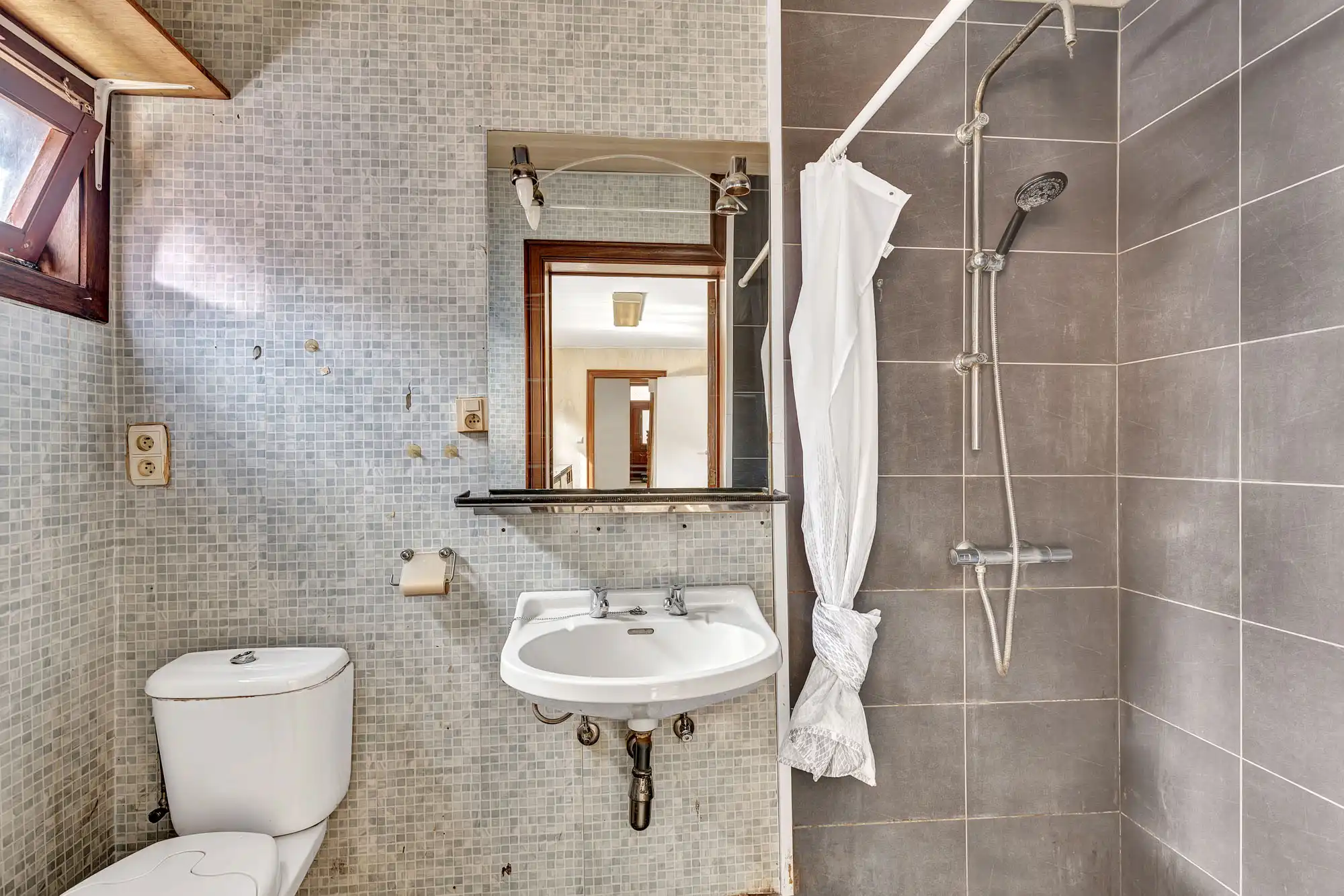 Te renoveren halfopen woning met veel potentieel foto 6