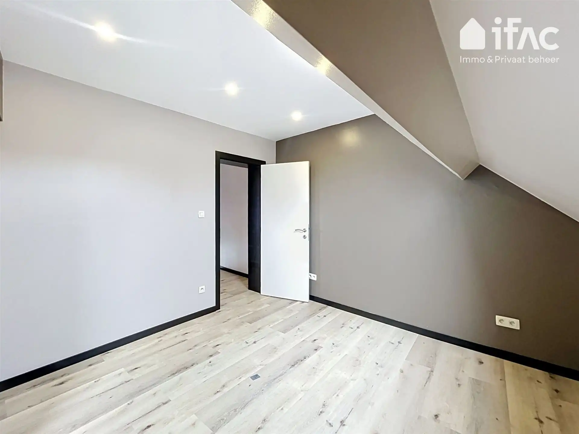 Rustig gelegen woning met 4 slaapkamers en 2 badkamers foto 25