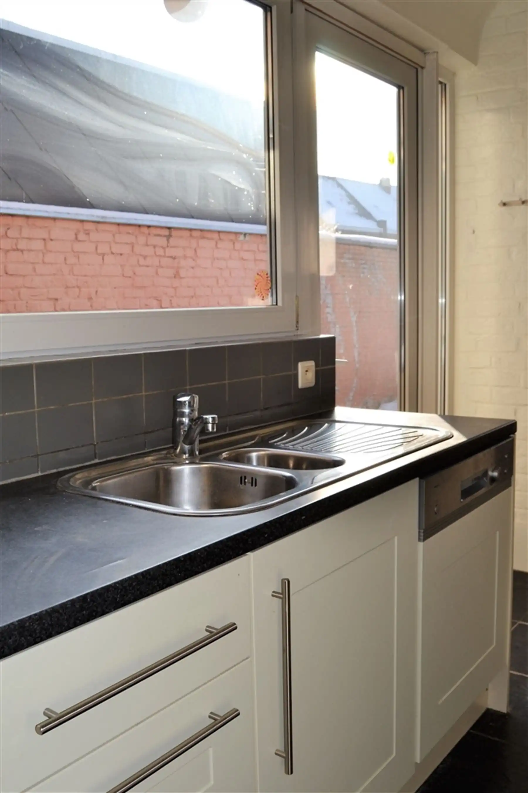 Ruime woning met drie slaapkamers en grote garage foto 4