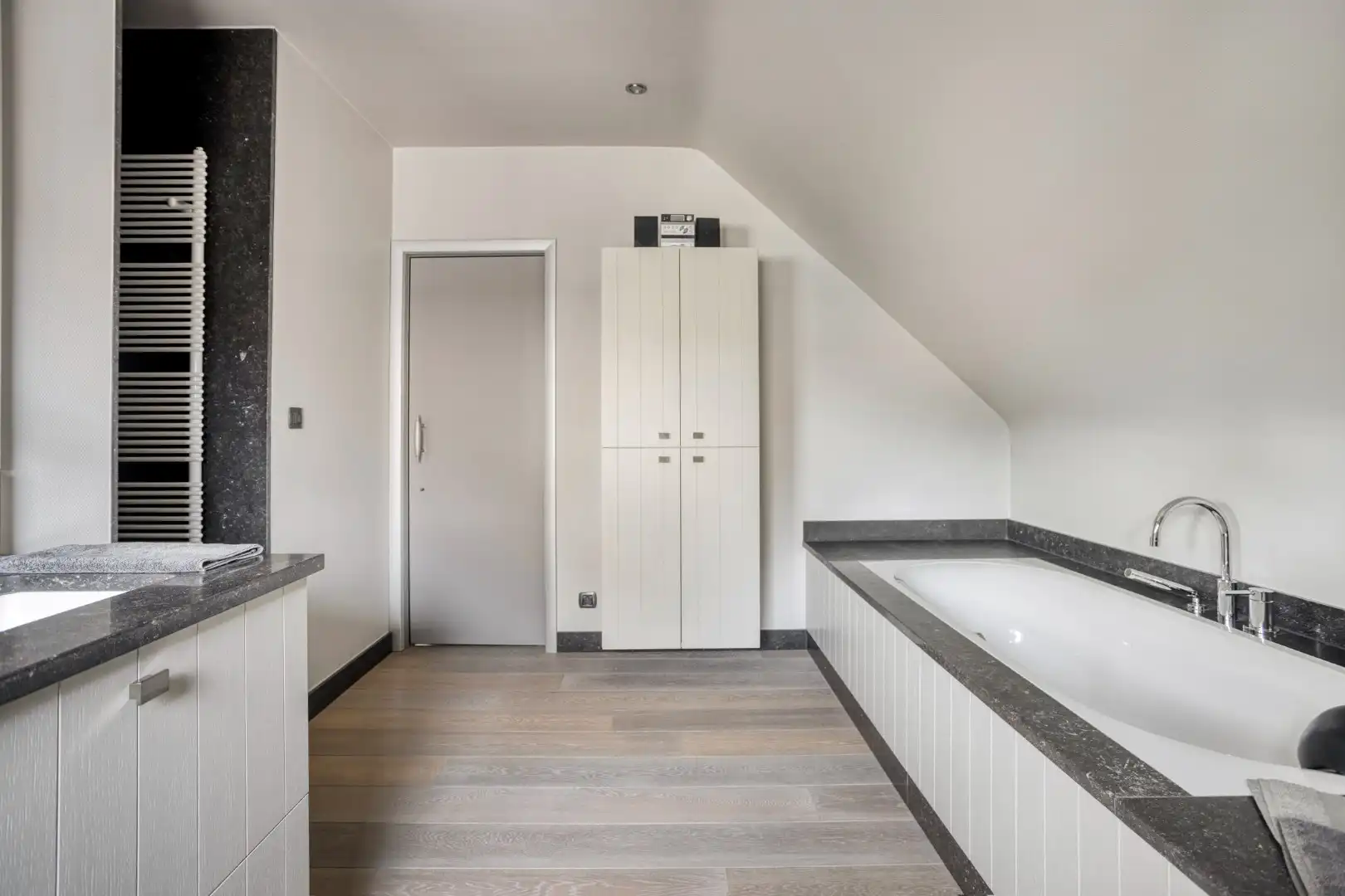Landelijk en stijlvol wonen in alle rust – Ruime villa met fraai aangelegde tuin foto 18