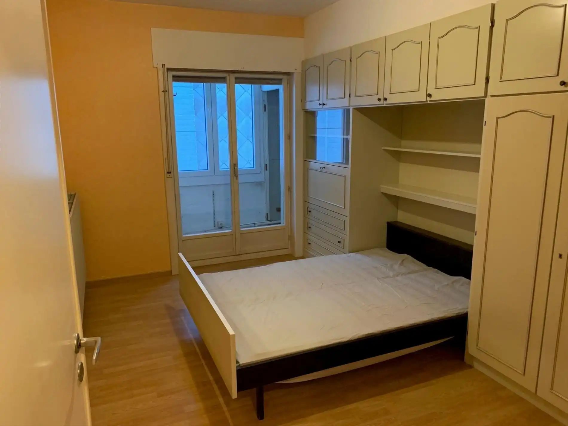 Ongemeubeld éénslaapkamer-appartement met frontaal zeezicht foto 9