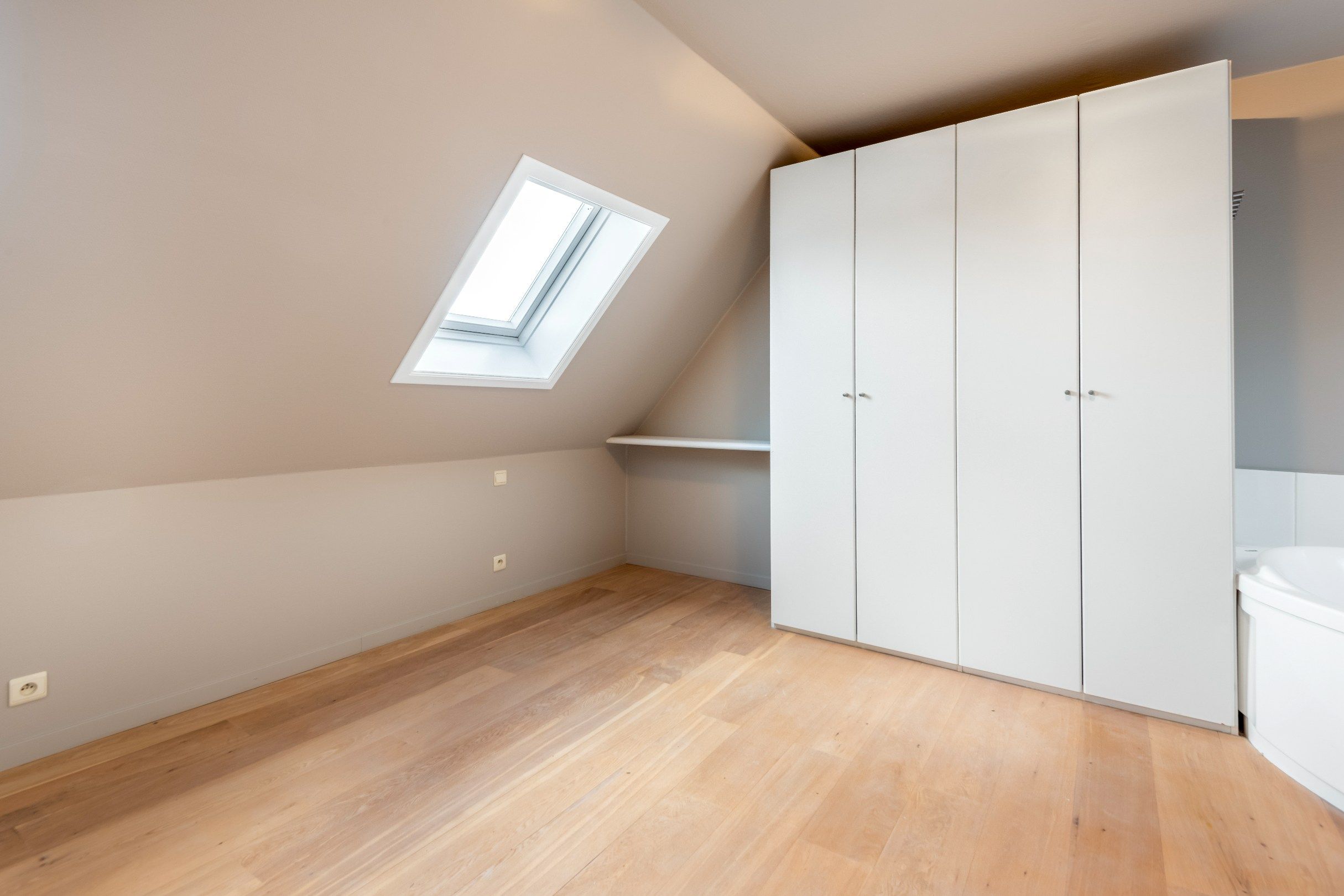 Aangenaam duplexappartement in een kleine residentie centraal gelegen vlakbij de winkels van de Lippenslaan. foto 10