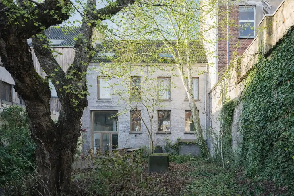 Een bijzondere woning die zich onderscheidt door haar architectuur, ruimtelijkheid en unieke tuin. foto {{pictureIndex}}