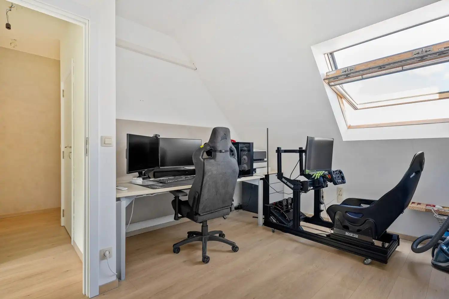 Recent ruim duplex appartement met 2 slpkrs en terras te Schriek foto 12