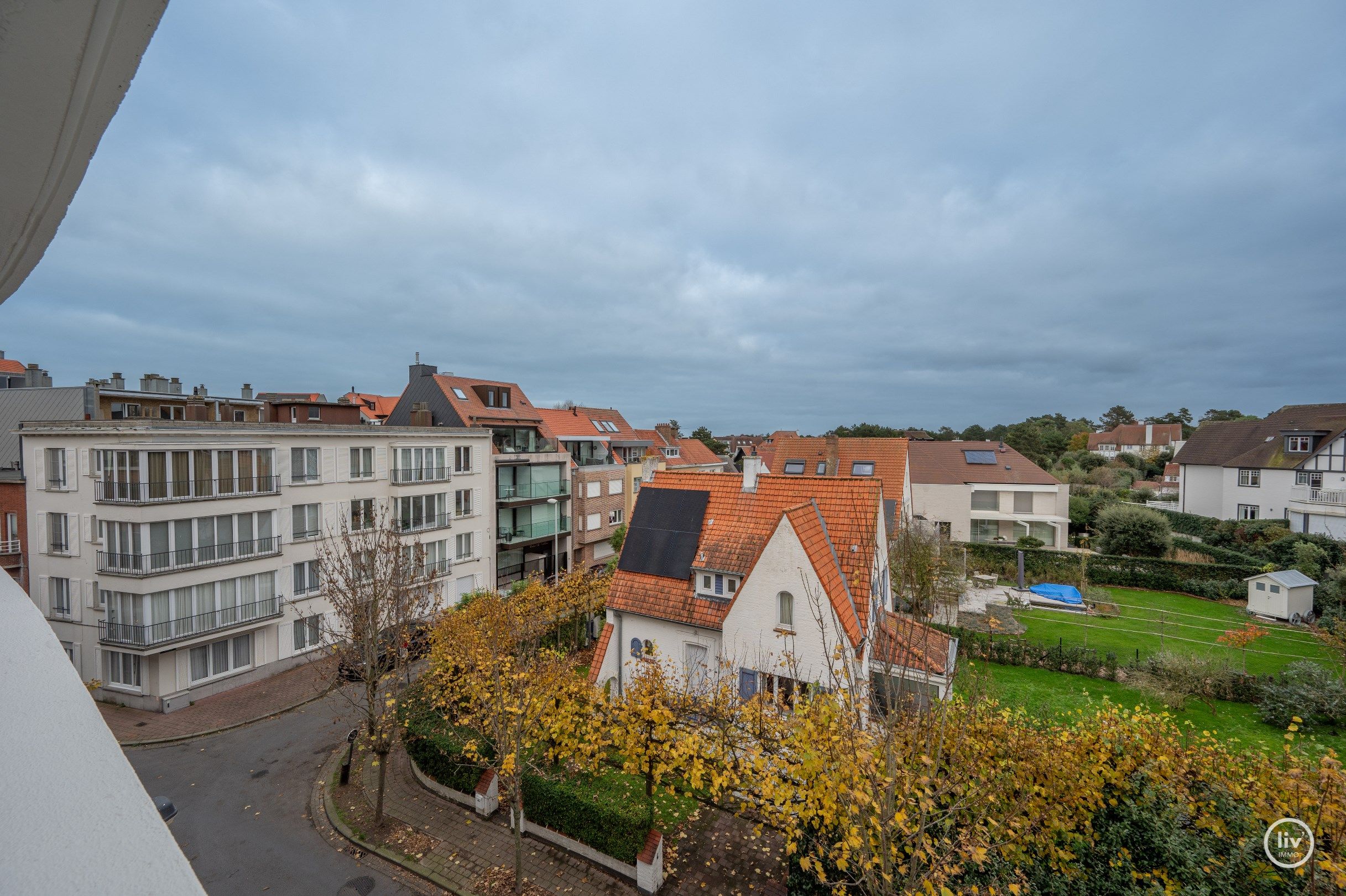  Verzorgd appartement met aangename gevelbreedte genietend van een prachtig open zicht op de villa's, gelegen in het centrum van Knokke. foto 2