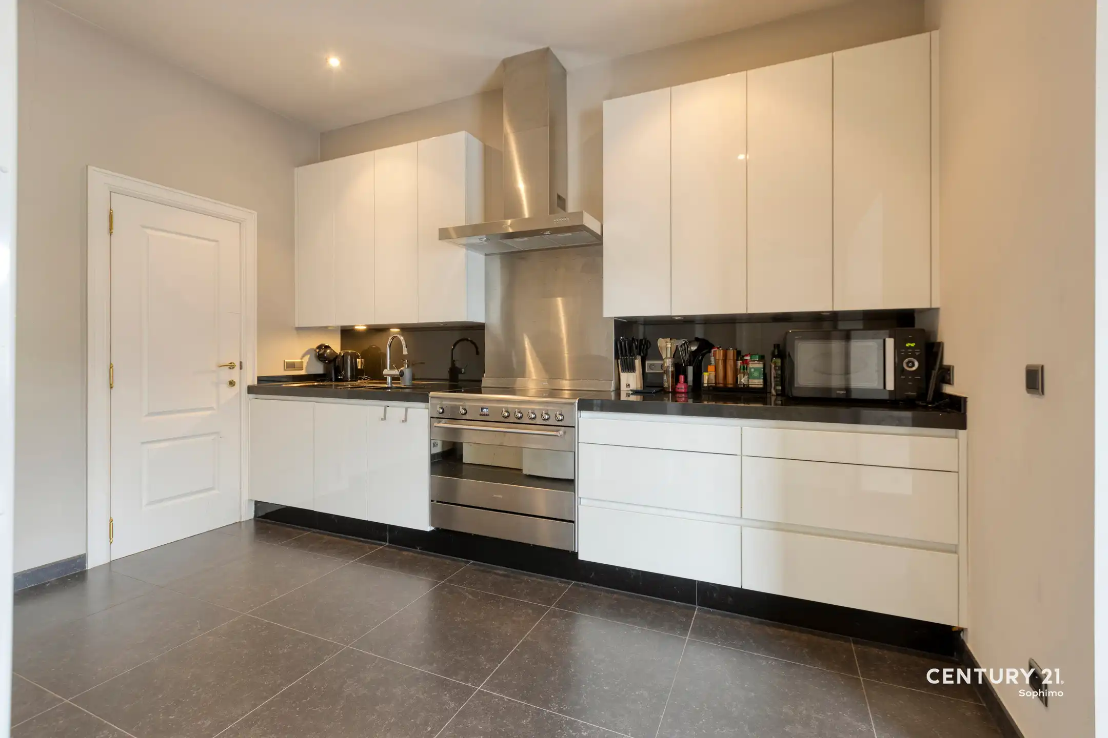 Instapklare woning met vier slaapkamers op perceel van 11a22 foto 8