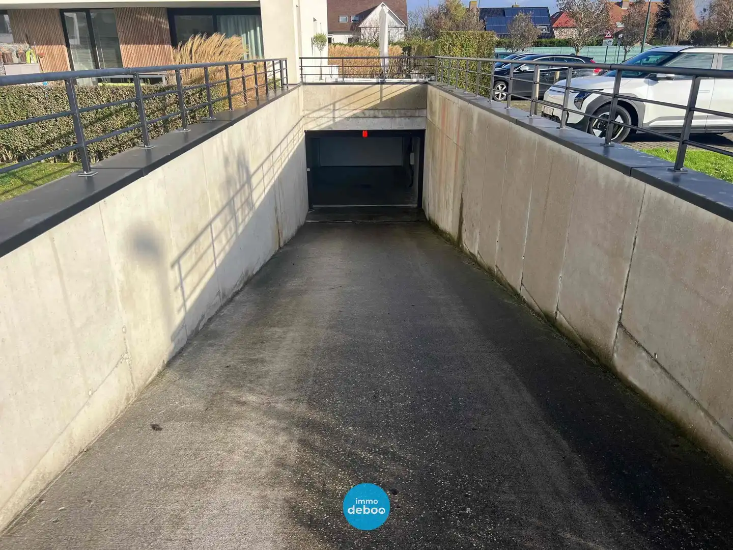 Makkelijk toegankelijke staanplaats in afgesloten residentie foto 4