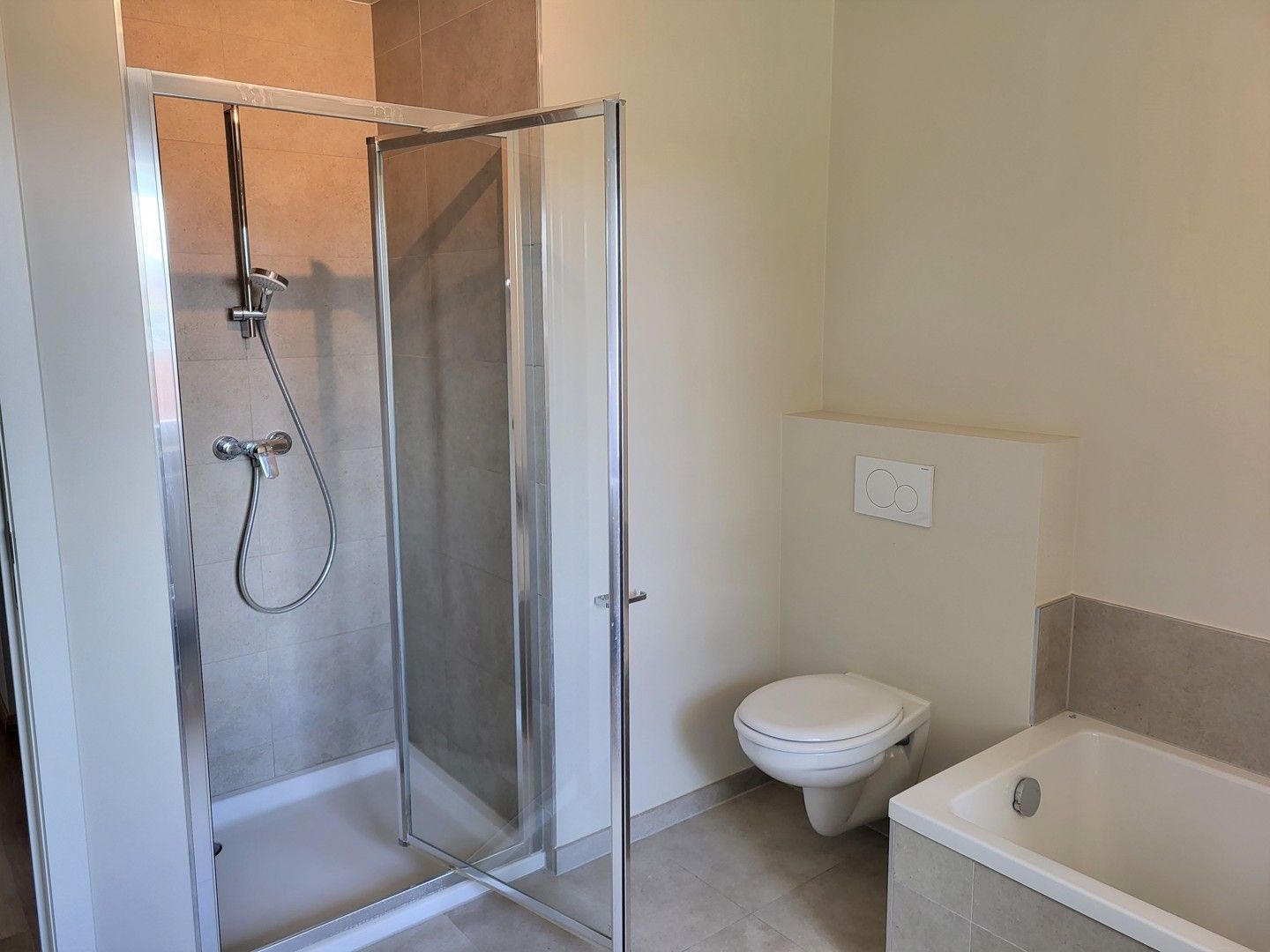 Halfopen woning in rustige straat foto 9