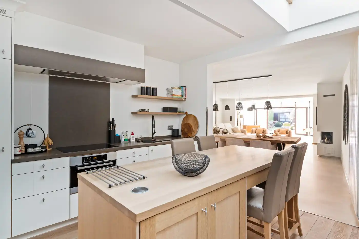 Ruime woning met commerciële ruimte, 2 slpk. en tuin foto 8