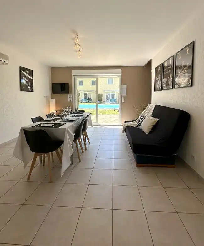 Gezellig Vakantiehuis met Uitzicht op Zwembad foto 12