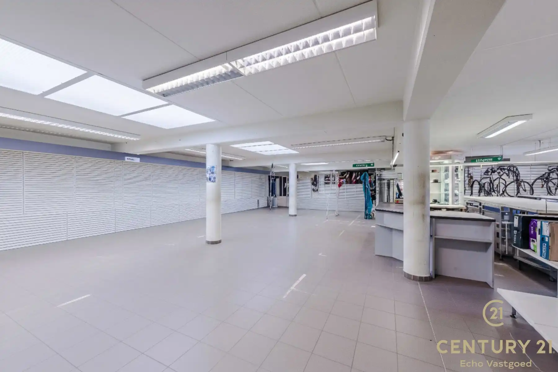 Topgelegen handelspand met magazijn en privatieve parking foto 6