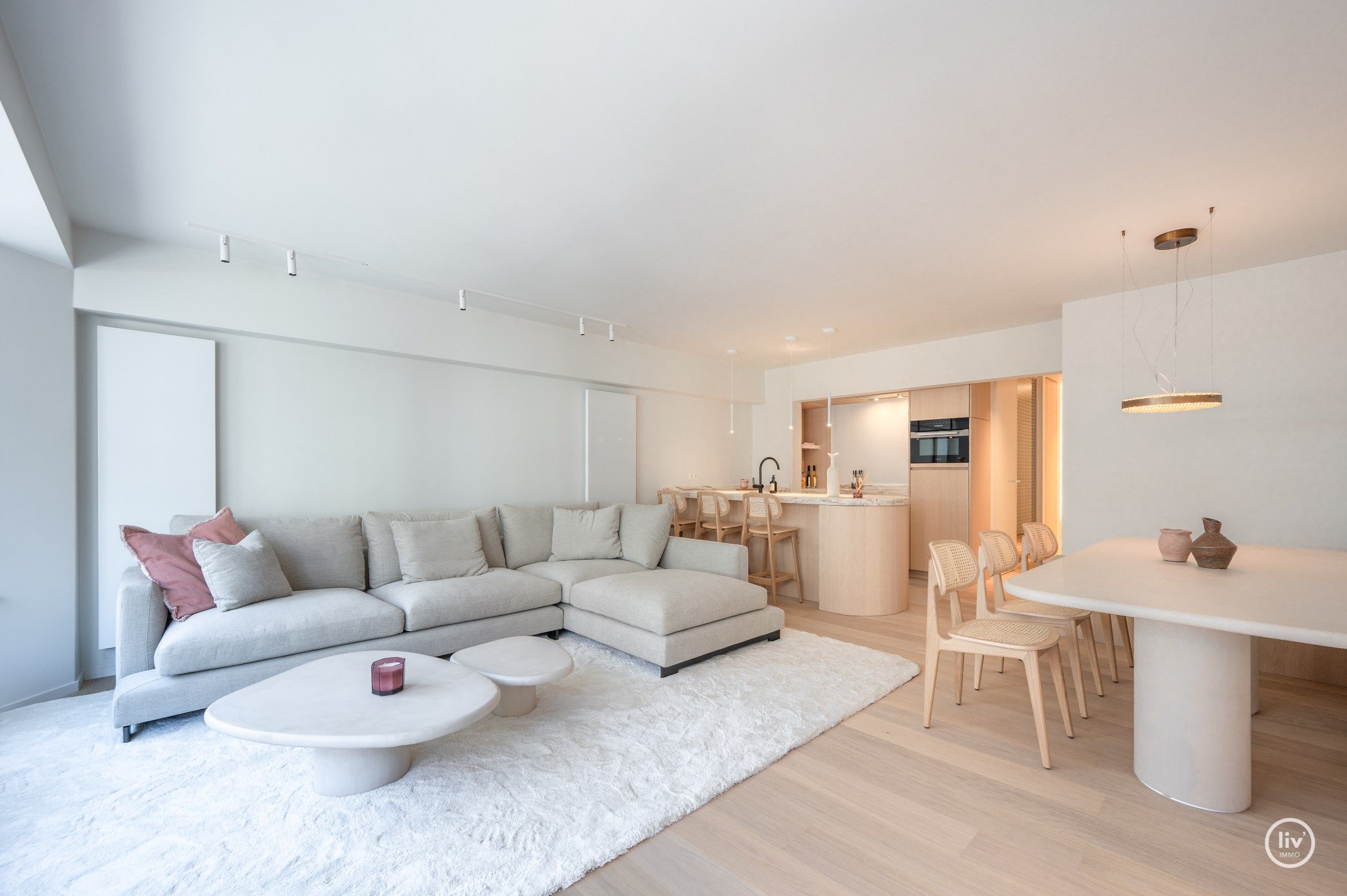 Zeer luxueus gerenoveerd 3 slaapkamerappartement met zijdelings zeezicht ideaal gelegen vlakbij het Rubensplein te Knokke.Zijdelings zeezicht ! foto 1