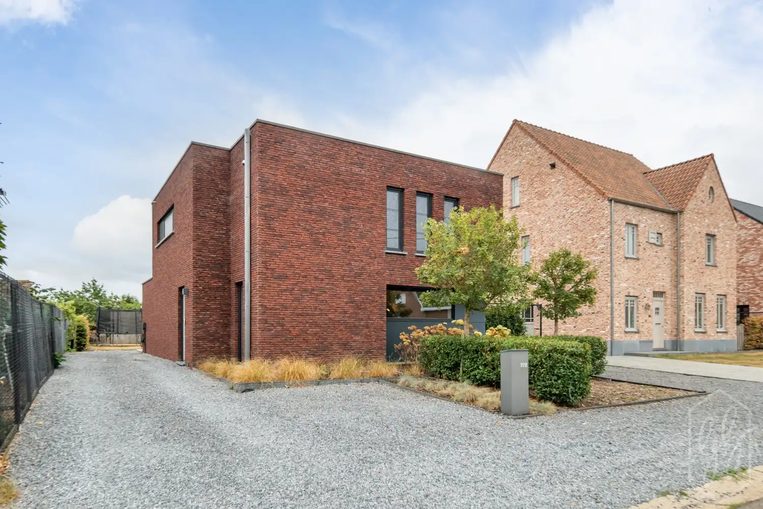 Instapklare BEN woning uit 2019 met zuidgerichte tuin en poolhouse foto 2