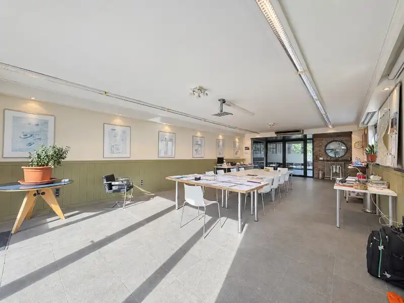 Klassevolle villa met royale ruimtes en mooie tuin in een residentiële buurt foto 14
