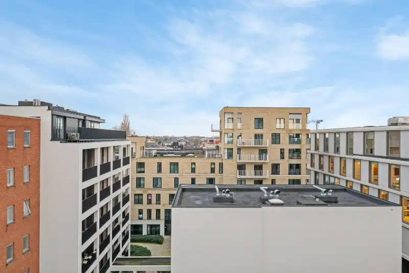 Roeselare-stadskern. PENTHOUSE op 6de verdieping aan het Coninckplein gelegen, met 2 slaapkamers, ochtendterras en avondterras. Een pareltje met unieke ligging ! foto 9