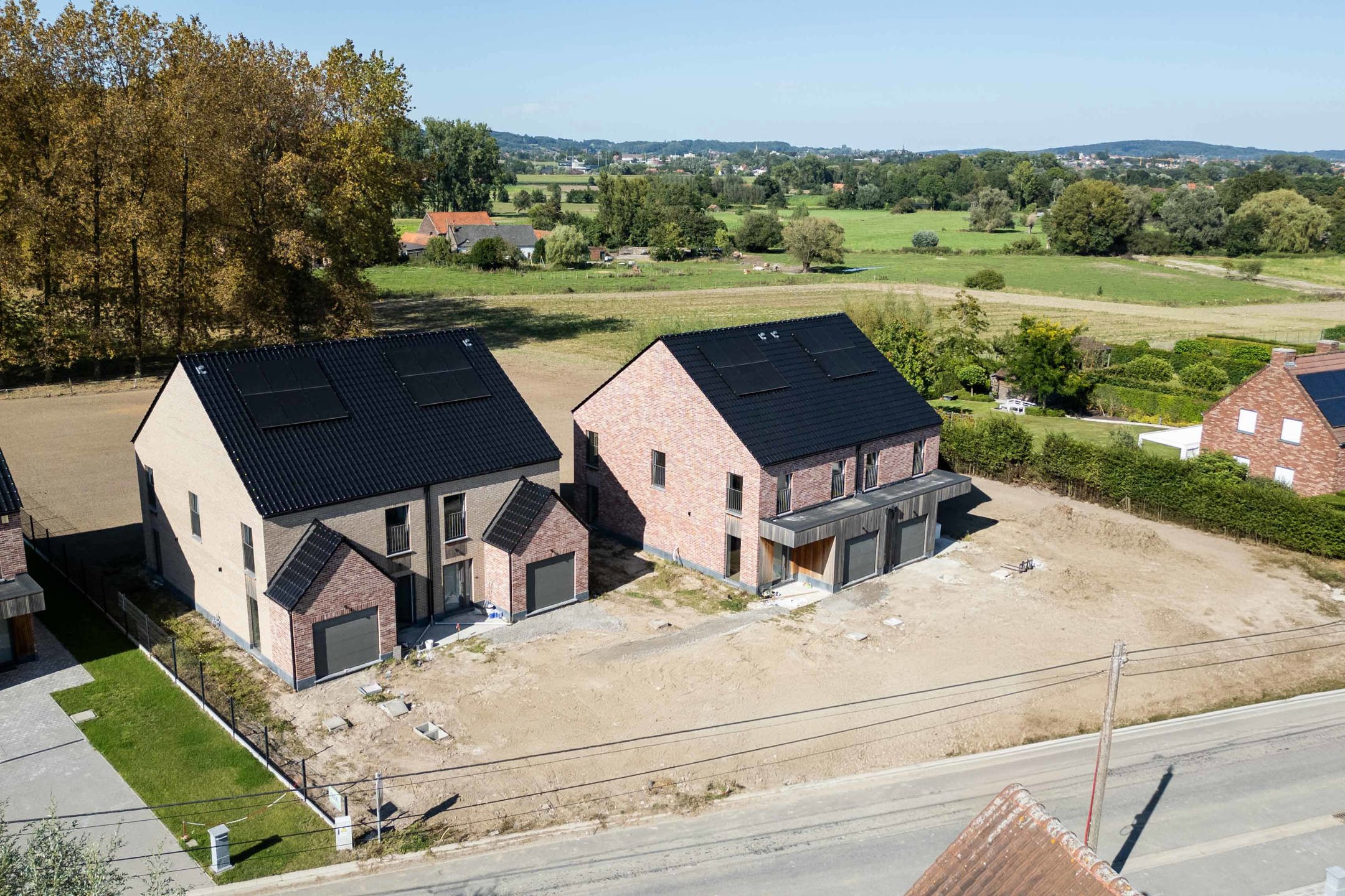 Prachtige nieuwbouwwoning omringd door groen en natuur. foto 2