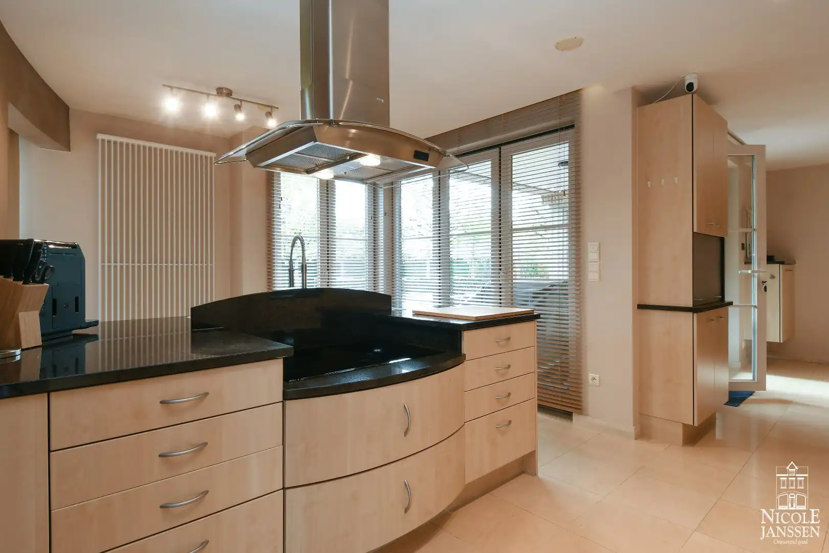 Instapklaar landhuis met tuin en interessant bijgebouw foto 14