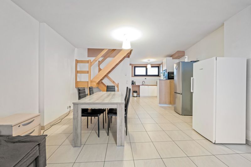 Roeselare : Instapklare hoek duplexappartement met 1 slaapkamer (kan opgesplitst worden )  met ruim terras nabij centrum + zolder foto 3