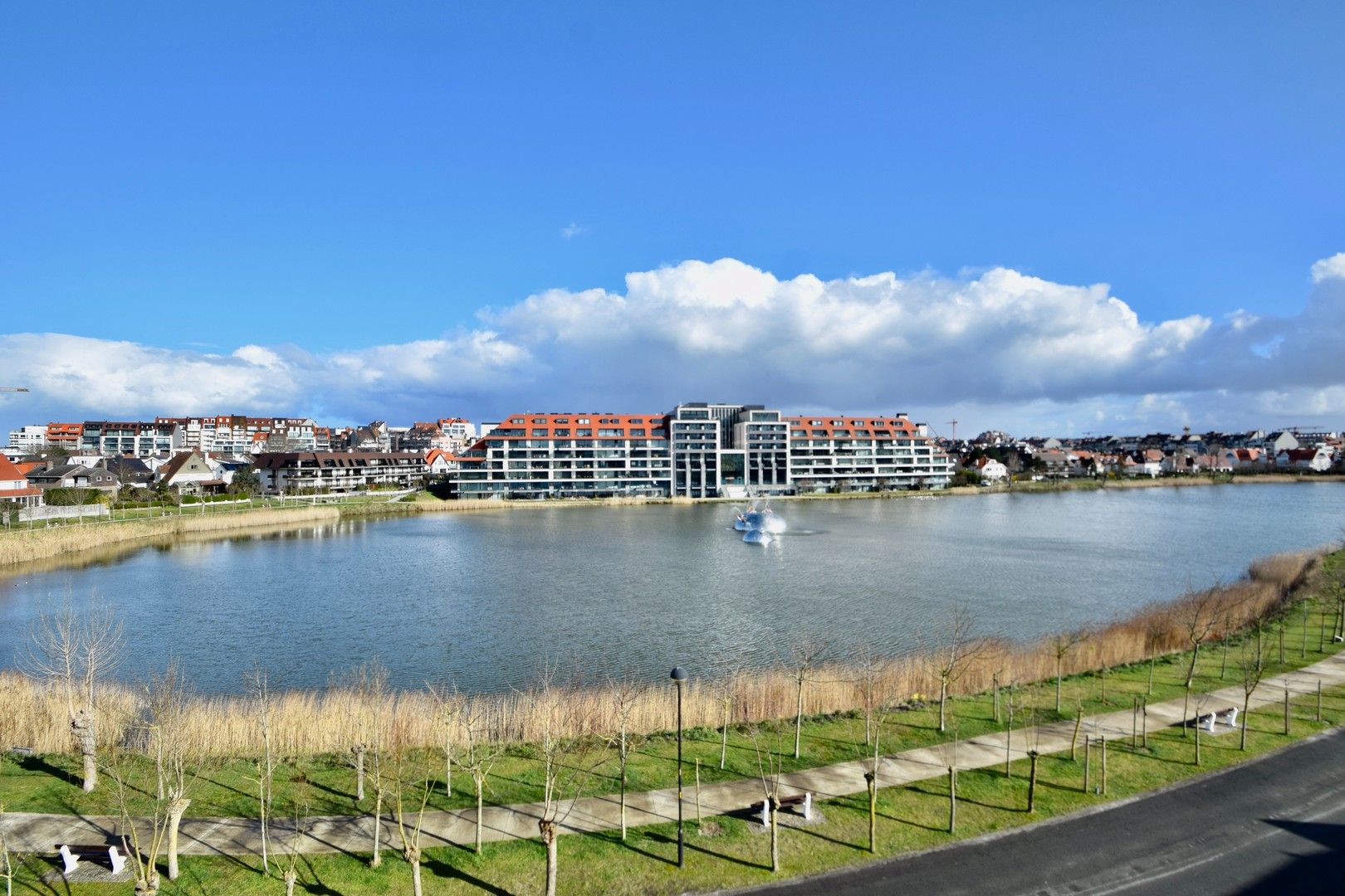 Gerenoveerd hoekappartement, heel rustig gelegen te Knokke,  genietend van een uitgestrekt zicht op het Zegemeer. foto {{pictureIndex}}