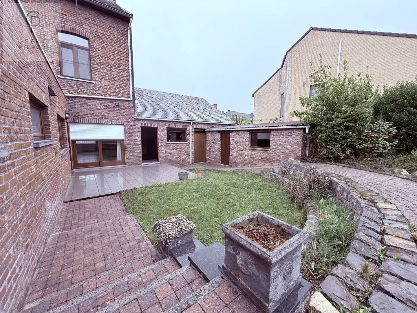 Eigentijdse woonst met ruime tuin foto 32