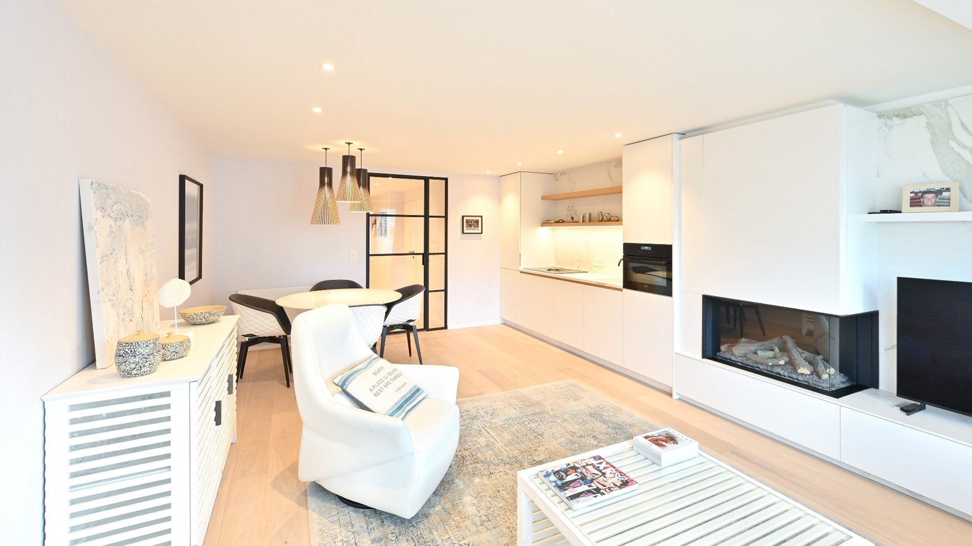 Luxueus afgewerkt appartement, zeer centraal gelegen aan de zonnekant van de Lippenslaan. foto 4