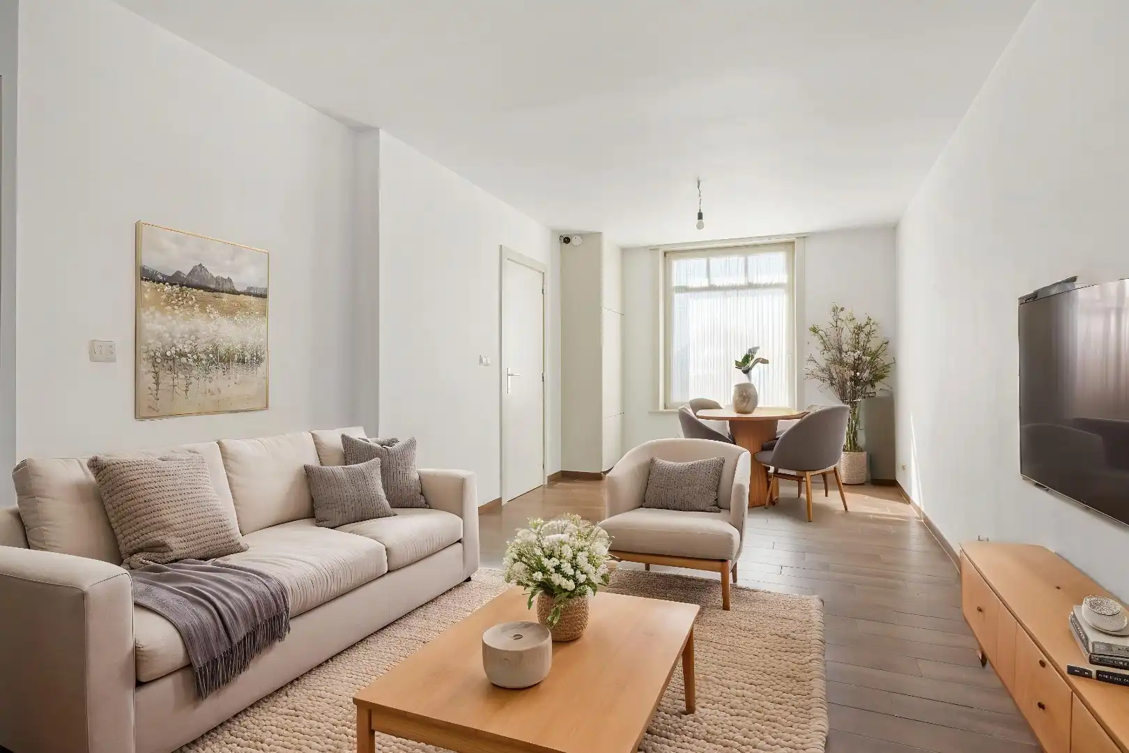Grotendeels gerenoveerde woning met 2 slaapkamers, ruime zolder en tuin te Menen foto 3