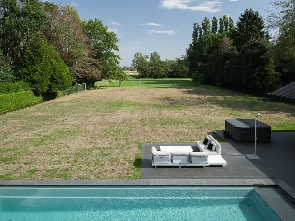 Imposante villa (BJ 2015) met onder meer een buitenzwembad en een sfeervol ingericht bijgebouw met sauna foto 15