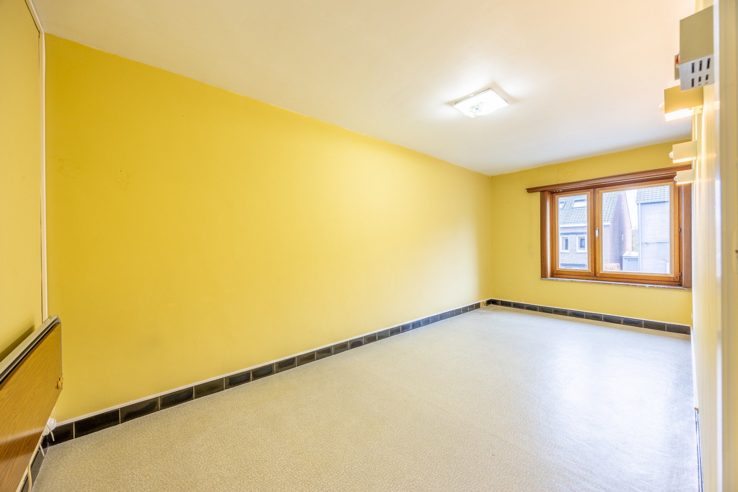 Ruime, karaktervolle woning met magazijn in hartje Kruishoutem foto 10