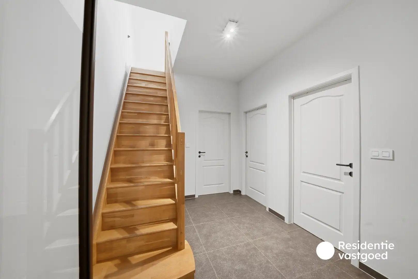 Instapklare woning met dubbele garage, 3 kamers en zongerichte buitenruimtes foto 10