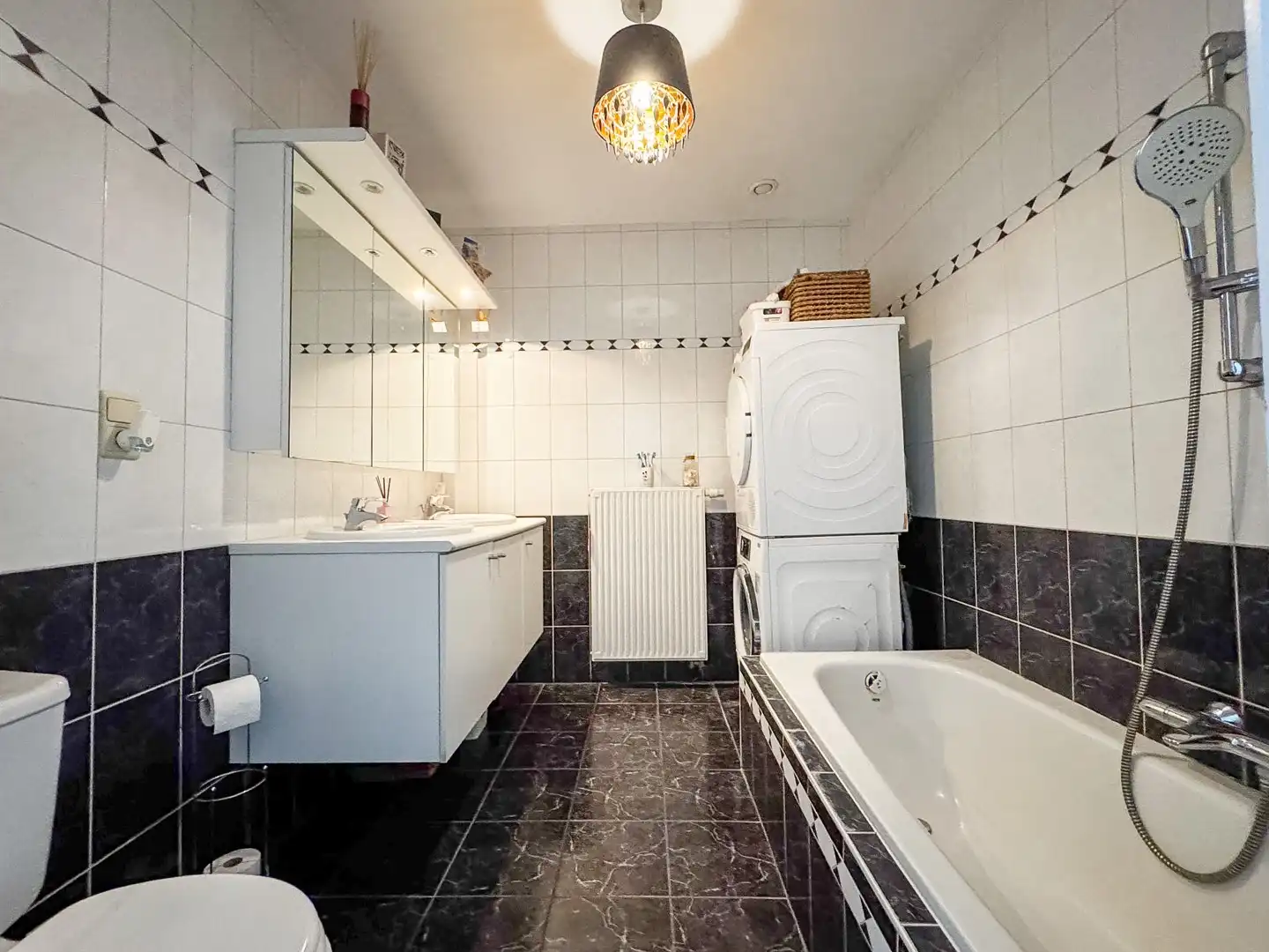 Gezellige rijwoning met 4 slaapkamers, tuin en carport foto 9