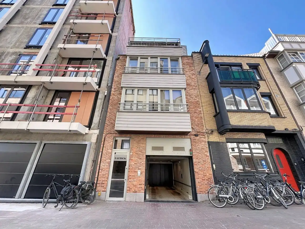 Helft van een dubbele garage, gelegen in de August Beernaertstraat. foto {{pictureIndex}}