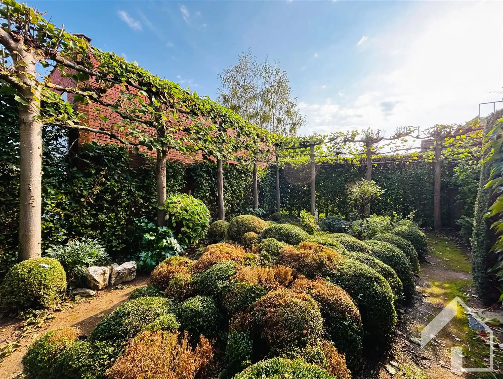 Hoekwoning met authentieke elementen en 4 garages foto 18