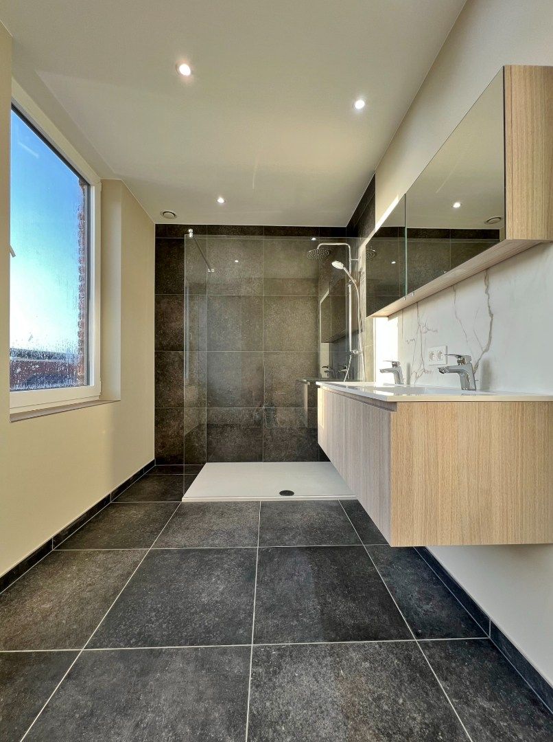 Volledig vernieuwde rijwoning met zonnige tuin en 3 slaapkamers.  foto 9