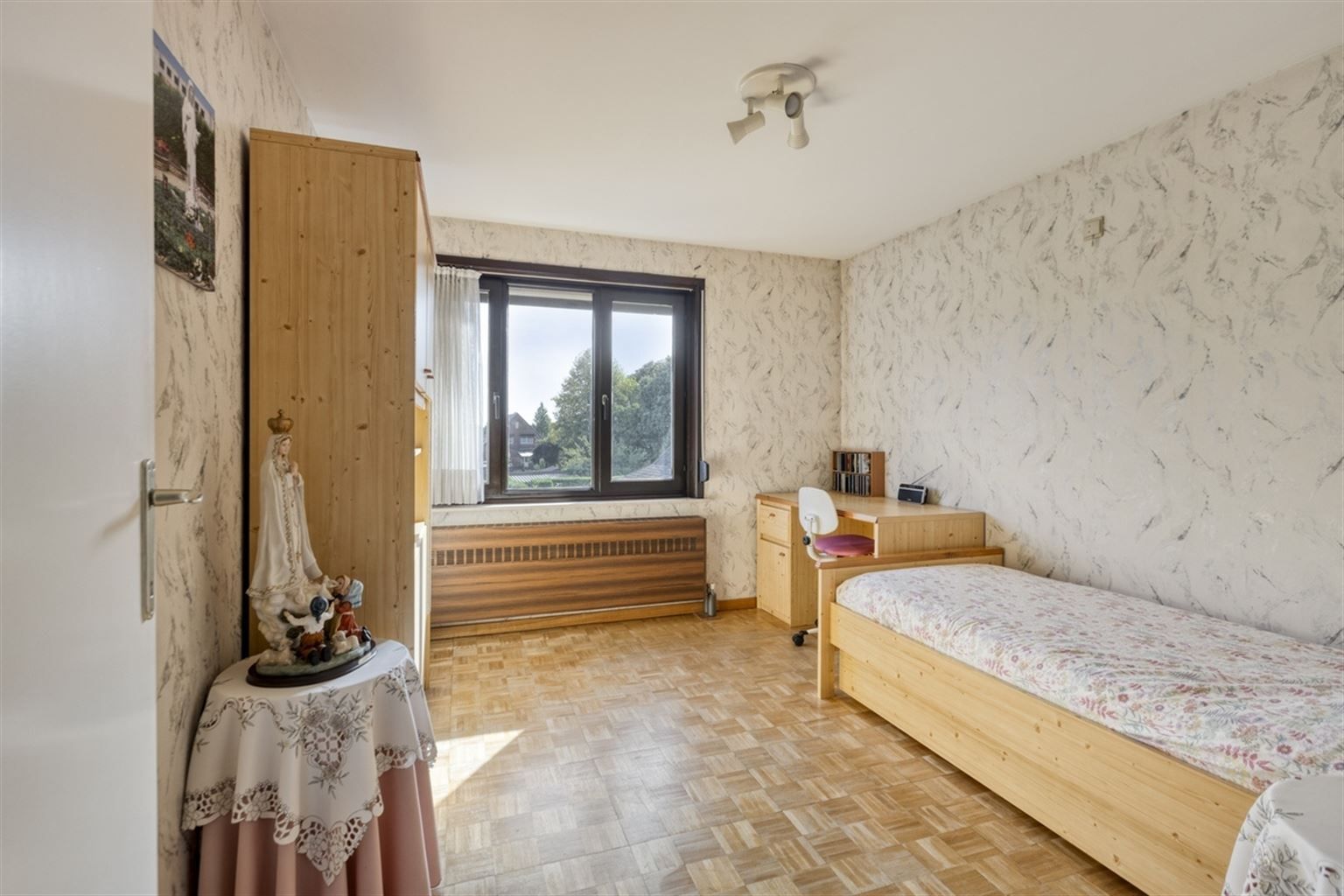 Ruime gezinswoning voorzien van 5 slaapkamers, garage, kelder en tuin nabij het centrum van Neeroeteren. Tevens mogelijkheden voor het uitoefenen van een vrij beroep, praktijkruimte, kapsalon, etc.  foto 17