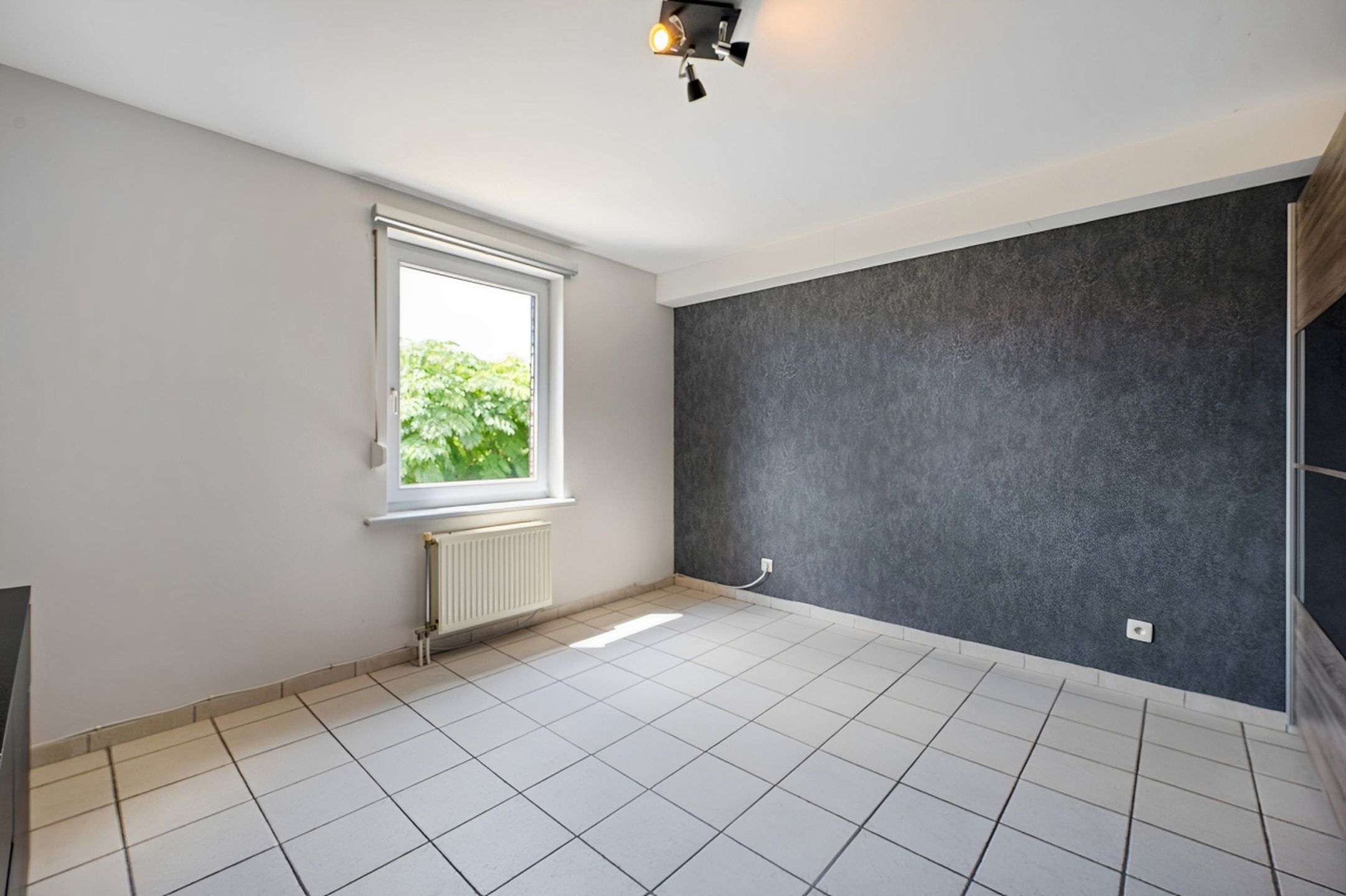 Centraal gelegen 2 slpk app met garagebox te Vosselaar. foto 9