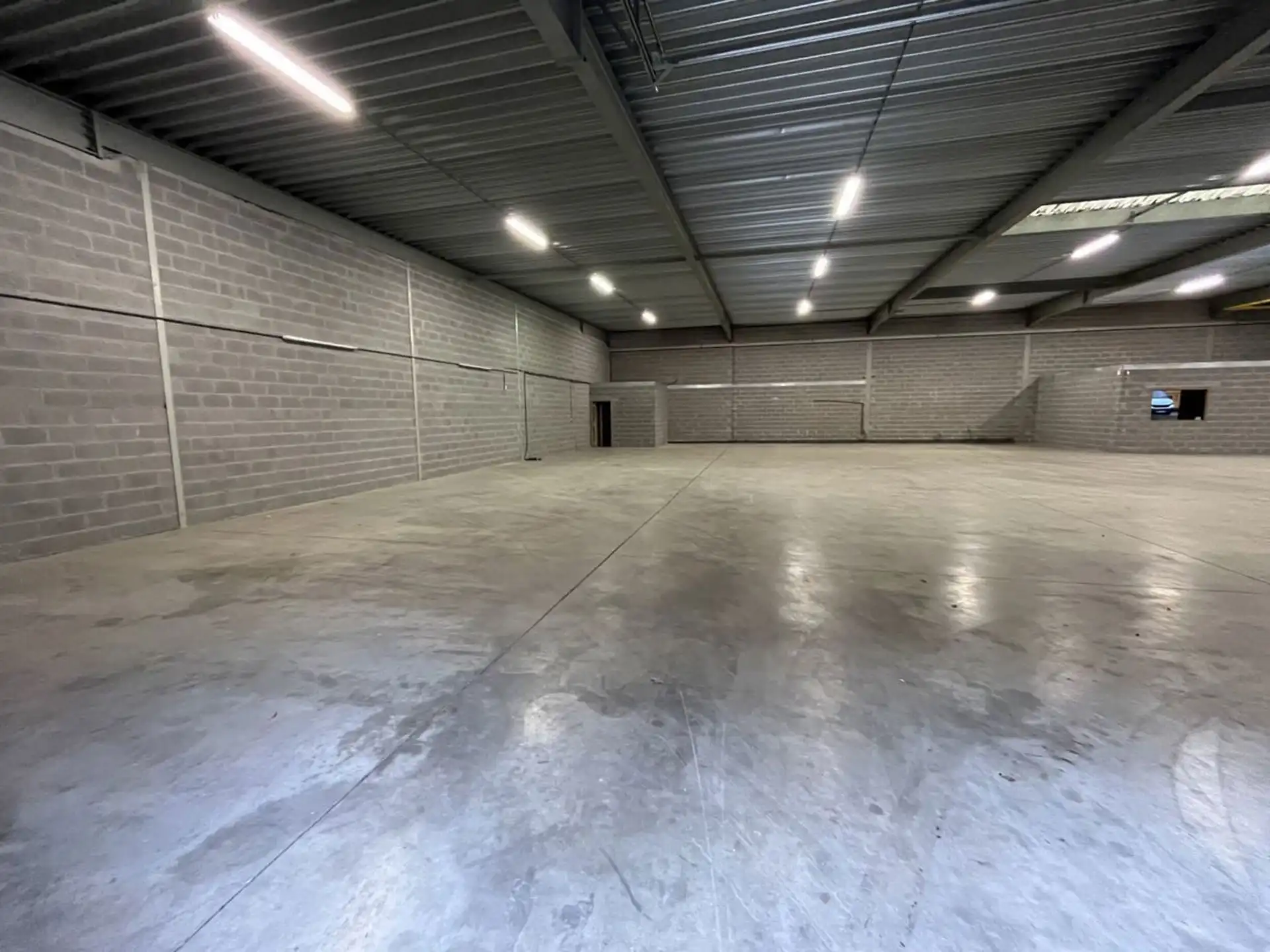 Centraal gelegen magazijn van 450m² foto 7