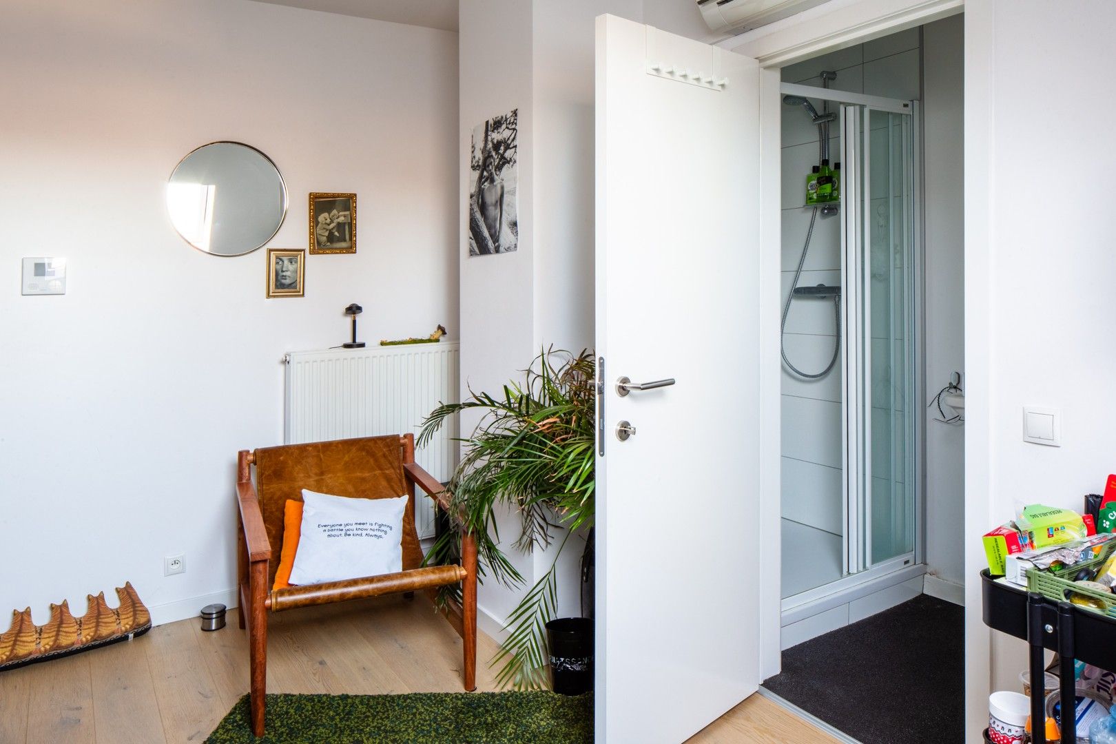 Recente studentenkamer met eigen sanitair en knap rendement foto {{pictureIndex}}