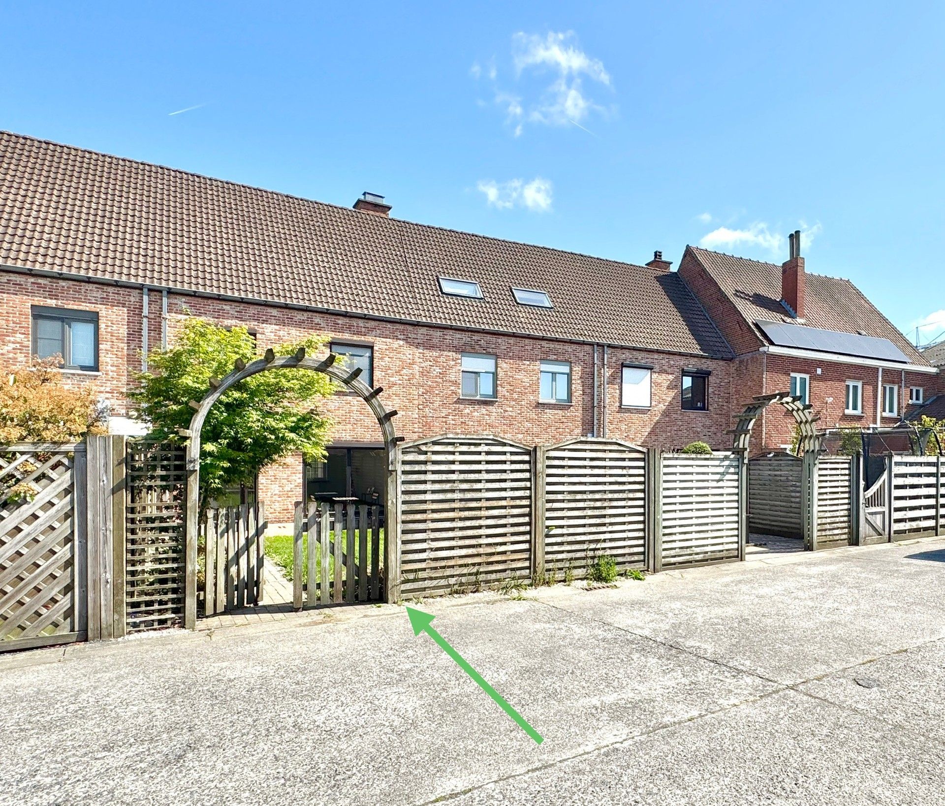 INSTAPKLARE WONING MET 3 SLPKS, TUIN & DUBBELE GARAGE foto 2