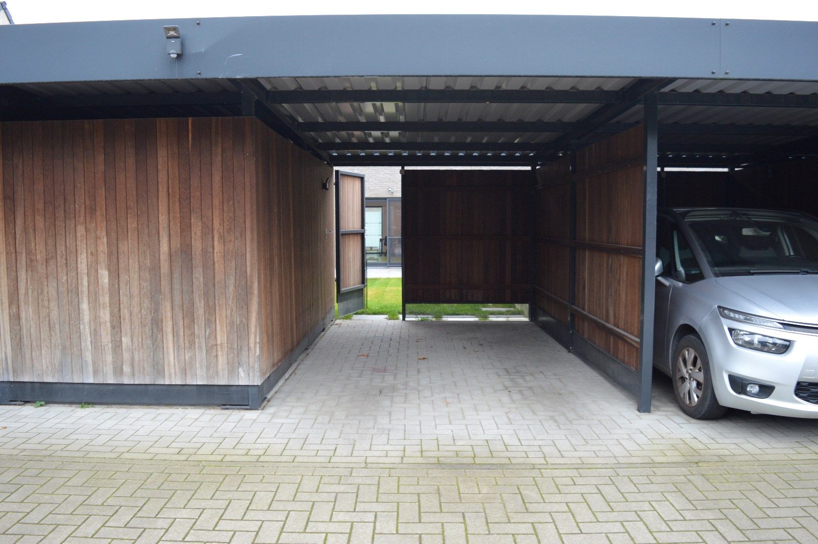 Recente rijwoning in Heule met 3 slaapkamers en carport foto 11